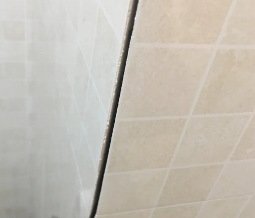嘉兴瓷砖空鼓维修公司分享阳台瓷砖脱落的修复过程可以分为以下几个步骤