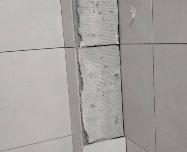 嘉兴瓷砖空鼓维修公司分享下瓷砖施工前基层浇水润湿程度不足，可能导致以下问题